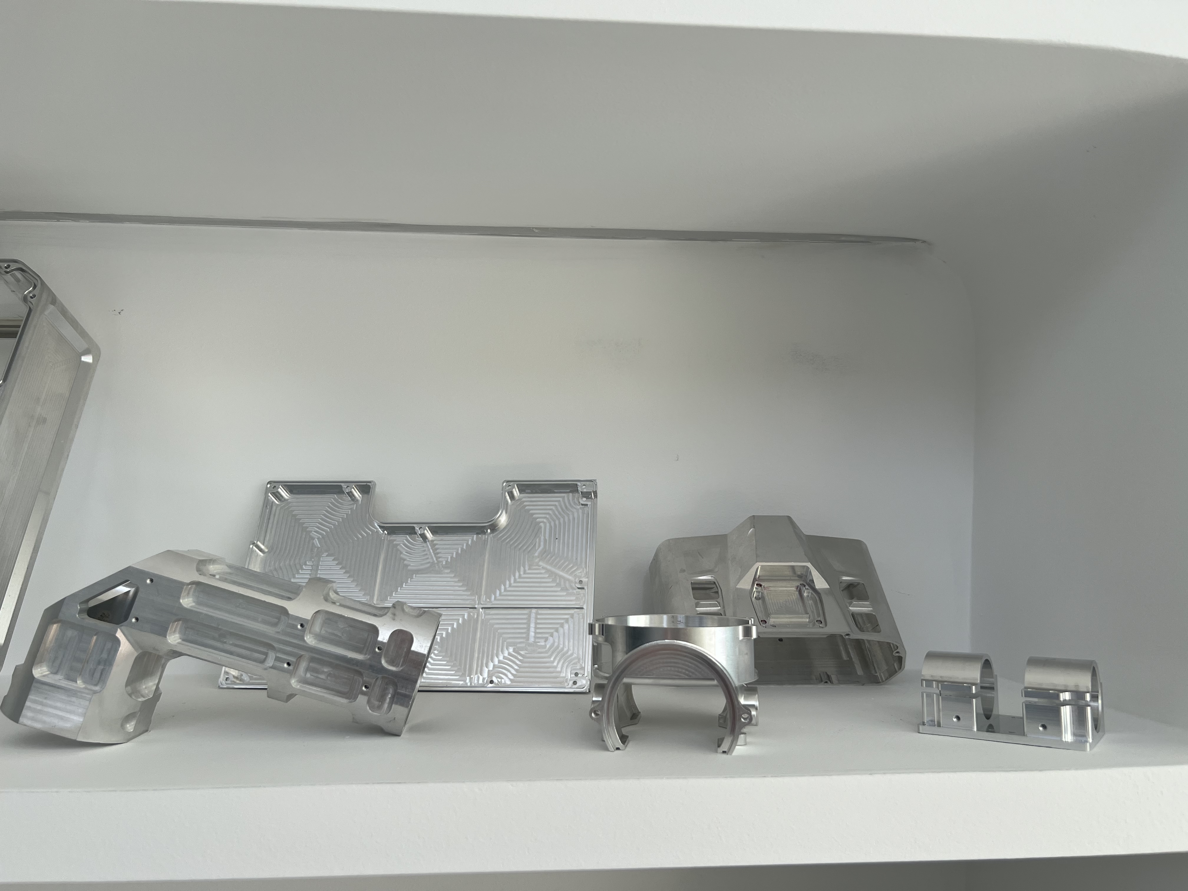 Offset pocketed support bracket